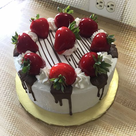 Cake garnished with strawberries and drizzled and drip with chocolate. Tres Leches Cake Decoration Ideas, Chocolate Fruit, Cupcake Decorating, Chocolate Dessert Recipes, Tres Leches, Strawberry Cakes, Holiday Cakes, Drip Cakes, Cake Decorating Tips