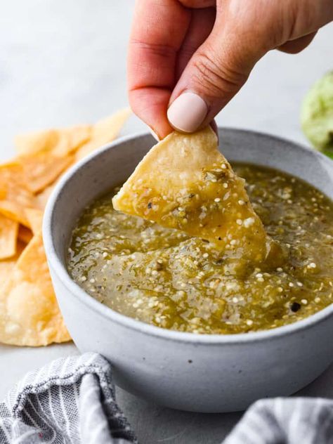 Easy Tomato Salsa Recipe, Tomatillo Recipes, Jalapeño Salsa, Tomatillo Salsa Recipe, Chilaquiles Recipe, Roasted Tomatillo Salsa, Homemade Salsa Verde, Salsa Verde Recipe, Roasted Tomatillo