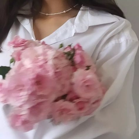 Roses Aesthetic Pics With Flowers, Flower Pic Ideas, Photos With Bouquet Of Flowers, Girl With Roses Aesthetic, Rose Photo Aesthetic, Pics With Roses, Rose Girl Aesthetic, Girly Aesthetic Pfp, Aesthetic Girly Pics