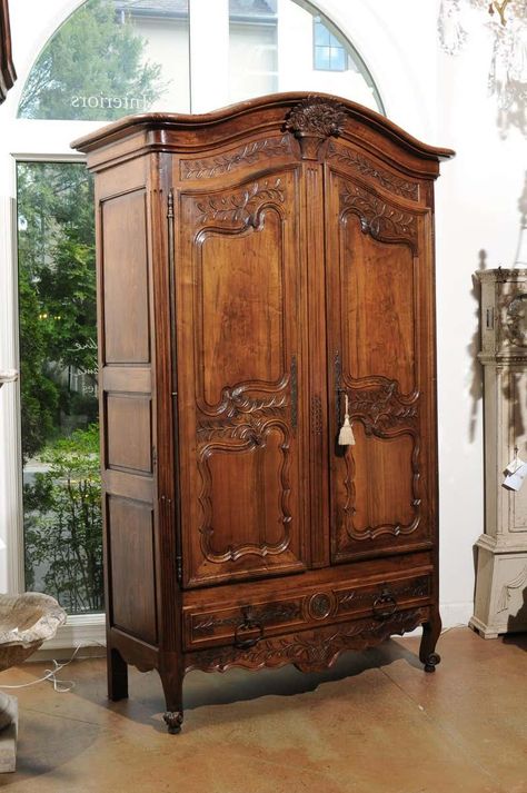 Wardrobe Antique Vintage, Antique Furniture Aesthetic, Ornate Wardrobe, Vintage Wardrobe Furniture, Vintage Wardrobe Closet, Wooden Wardrobe Ideas, Brown Wood Bedroom, Antique Wooden Furniture, Natural Wardrobe