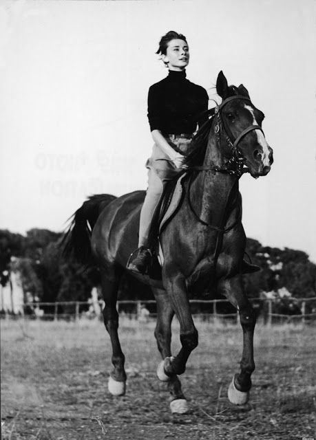 Audrey Hepburn riding a horse... Audrey Hepburn Outfit, Photos Rares, Audrey Hepburn Photos, Equestrian Chic, Year Of The Horse, Audrey Hepburn Style, Hepburn Style, Equestrian Style, 인물 사진