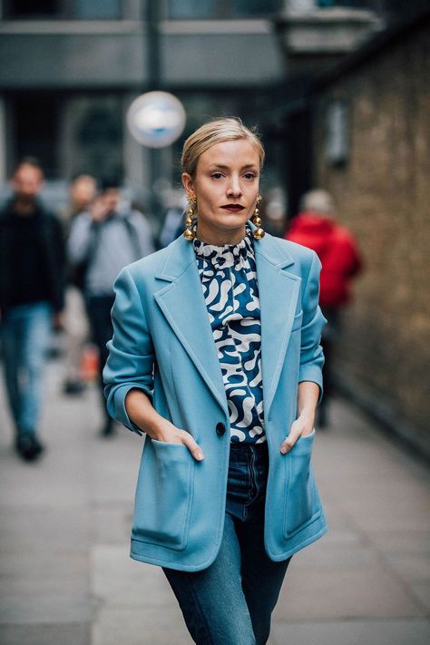 Vogue Portugal, London Fashion Week Street Style, London Fashion Weeks, Blazer Outfit, Blue Coat, Looks Street Style, Street Style Trends, Fashion Weeks, Oversized Blazer