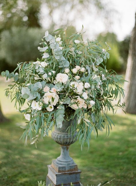 Wedding Pergola, Urn Arrangements, Natural Bouquet, Large Floral Arrangements, Mediterranean Wedding, Altar Flowers, Greenery Arrangements, Large Flower Arrangements, Aisle Flowers