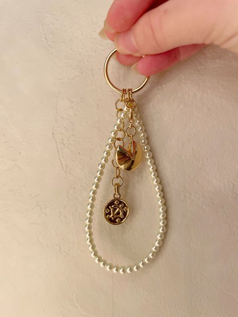 Pearl Keychain Diy, Homemade Keychains Diy, Diy Charms Keychain, Keychain Pearls, Homemade Keychain, Homemade Keychains, Pearl Keychain, Homemade Christmas Gift, Homemade Christmas Gifts Diy Pearl Keychain, Pearl Keychain Diy, Homemade Keychains Diy, Diy Charms Keychain, Keychain Pearls, Diy Keychain Ideas, Homemade Keychain, Homemade Keychains, Leather Keychain Diy