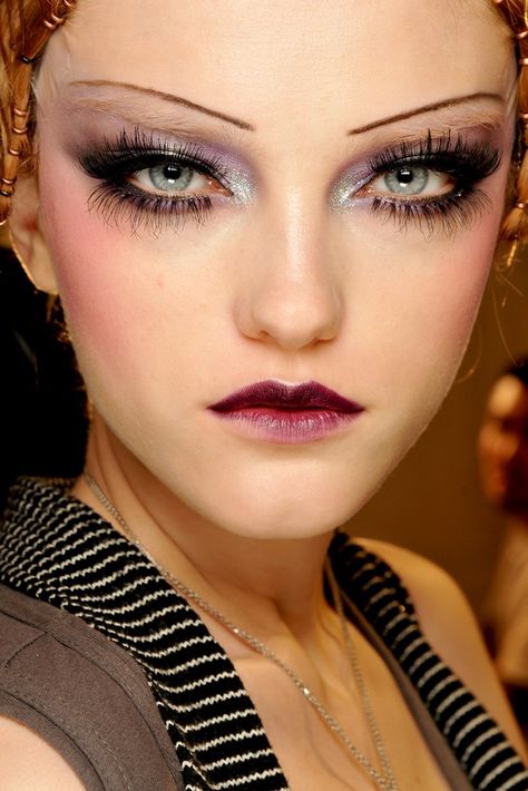 Christian Dior Fall 2009 Ready-to-Wear Collection - Vogue Makeup Runway, Maquillage Goth, Makeup Weddings, Catwalk Makeup, False Eyebrows, 1920s Makeup, Pat Mcgrath Makeup, Eyebrow Trends, Crease Makeup