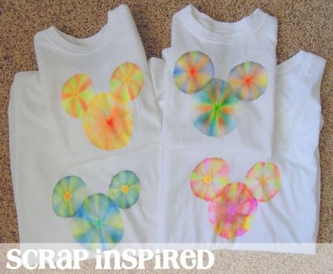 Tie Dye Shirt Diy, Disney Shirt Designs, Sharpie Tie Dye, Diy Tie Dye Shirts, Sharpie Crafts, Tie Dye Crafts, Diy Disney Shirts, Diy Wardrobe, Diy Disney