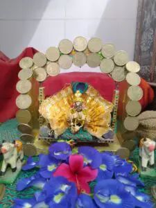 Gokul Ashtami Decoration, Hindola Decoration Ideas Krishna, Hindola Decoration Ideas, Krishna Clothes, Ganapati Decorations, Cute Minions Wallpaper, Varalakshmi Pooja, Mandir Decoration, Pooja Decoration