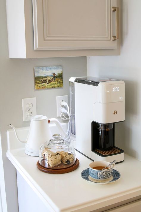 Craft your ideal morning escape with our DIY mini coffee bar ideas! Turn your small kitchen into a cozy haven with budget-friendly and easy-to-build coffee stations. Explore home coffee bar ideas for a stylish and functional setup that maximizes your space. From compact coffee setups to creative coffee storage solutions, build a mini coffee nook that reflects your unique taste. Elevate your daily brew with a touch of DIY espresso bar charm and efficient coffee corner designs. Small Coffee Station Ideas Counter Space, Mini Coffee Bar Ideas, Mini Coffee Bar Small Spaces, Barista Station, Chic Coffee Bar, Diy Espresso, Coffee Bar Setup, Mini Coffee Bar, Home Coffee Bar Ideas