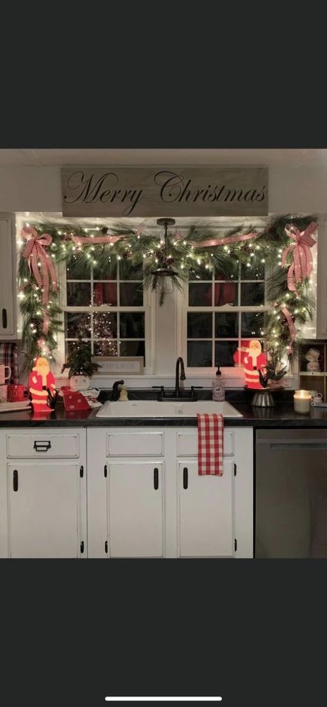 Country Kitchen Christmas Decor, Small Apartment Christmas Decor Ideas, Small Apartment Christmas Decor, Small Apartment Christmas, Christmas Kitchens, Above Cabinet Decor, Xmas Kitchen, Apartment Christmas Decor Ideas, Christmas Texas