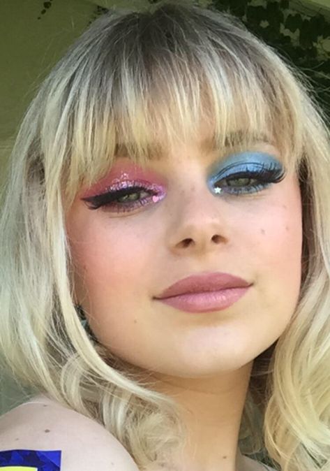 One Eye Pink One Eye Blue Makeup, Pink And Teal Makeup, Makeup For Competition, Blue And Pink Eyeshadow Looks, Pink And Blue Eyeshadow Looks, Harry Styles Makeup Inspired, Gender Reveal Makeup Ideas, Pink And Blue Eye Makeup, Pink And Blue Eyeshadow