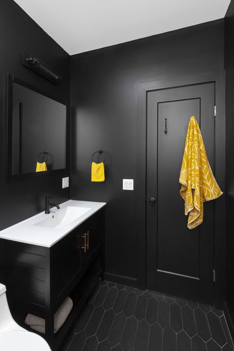 Small Dark Bathroom, All Black Bathroom, Black Modern Bathroom, Black Wall Tiles, Black Tile Bathrooms, Dark Bathroom Ideas, Bilik Air, Bathroom Design Black, Dark Bathrooms