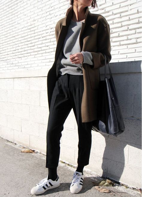 casual winter outfit Black Tapered Pants Outfit, Tapered Pants Outfit, Minimalist Moda, Traje Casual, Mode Inspo, Tapered Pants, Sneakers Outfit, Looks Style, Mode Inspiration