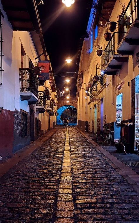 "LA RONDA" una de las calles mas historicas de la ciudad de Quito Brazil Cities, Backpacking Peru, Peru Culture, Hiking Peru, Peru Beaches, Latin America Travel, Cuenca Ecuador, Ecuador Travel, Quito Ecuador