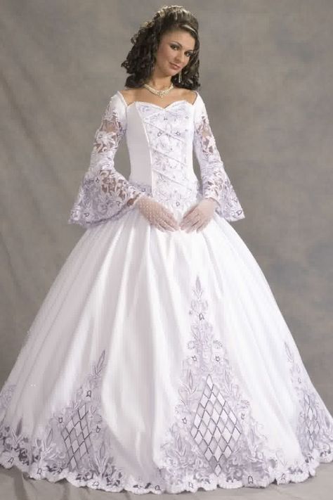 . English Wedding Dresses, Celtic Wedding Dress, Tea Length Wedding Dress Vintage, Old Wedding Dresses, Old Wedding, Victorian Wedding Dress, Dressing Design, Inexpensive Wedding Dresses, Wedding Dress Brands