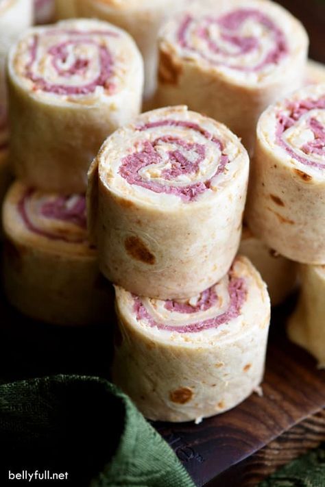 These Reuben Pinwheels are filled with corned beef, sauerkraut, cream cheese, thousand island dressing, and swiss cheese! Such a delicious, quick and easy appetizer for any get together throughout the year! #appetizers #reubensandwich #reubenpinwheels #tortillapinwheels #tortillapinwheelsappetizers #tortillapinwheelseasy #saintpatricksdayappetizers #saintpatricksdayappetizers Rueben Pinwheels, Reuben Pinwheels, Beef Pinwheels, Pocket Sandwiches, Reuben Casserole, Caprese Bites, Pin Wheels, Pinwheel Appetizers, Beef Sliders