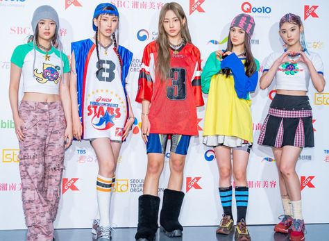 K Pop Outfits Inspired, K Pop Fashion Inspired Outfits, New Jeans Fashion, New Jeans Outfit, Outfit Gala, K Pop Outfits, Kpop Styling, Y2k Sporty, Newjeans Outfits