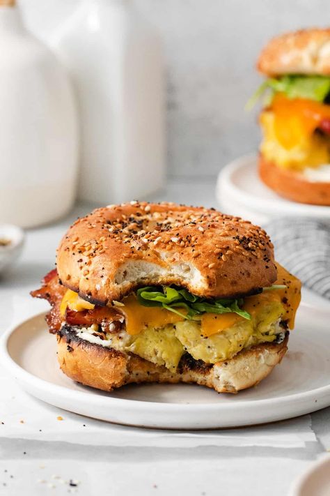 A bagel breakfast sandwich is a great way to eat a protein packed breakfast! Breakfast Bagels, Healthy Mashed Potatoes, Chicken And Cheese Recipes, Bagel Breakfast, Bagel Breakfast Sandwich, Plain Bagel, Vegetarian Sausages, Breakfast Sandwich Recipes, Prep Breakfast