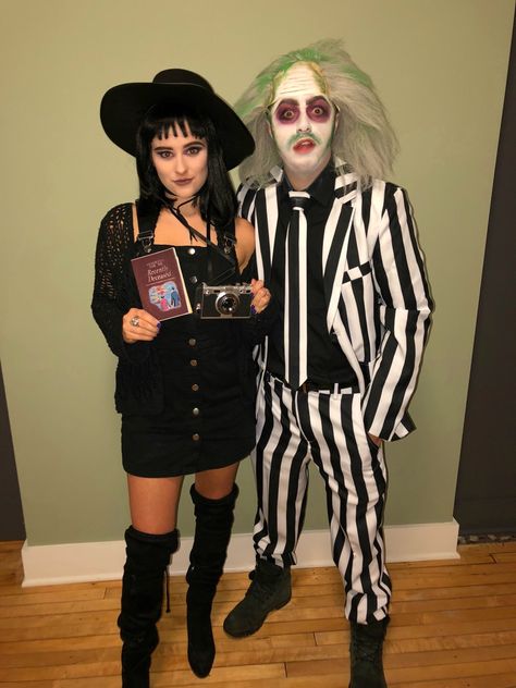 Beetle juice couple costume Beetlejuice Couple Costume, Beetlejuice Outfits, Beetlejuice Halloween Costume, Bruh Girl, Halloween Juice, Costume Family, Beetlejuice Costume, Unique Couple Halloween Costumes, Funny Couple Halloween Costumes