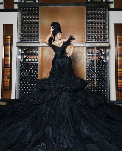 Cardi B Dress, Cardi B Met Gala, Pictures Of Cardi B, Emerald Green Inspiration, B Fashion, Black Prom Dress, Fantasy Dress, Gala Dresses, Long Black Dress