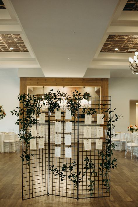 Grid Wall Wedding Backdrop, Wedding Photo Backdrop Ideas Receptions, Room Divider Wedding Backdrop, Grid Seating Chart, Wire Seating Chart, Wedding Display Ideas, Wedding Expo Booth Ideas, Acrylic Photo Display, Photo Display Wedding