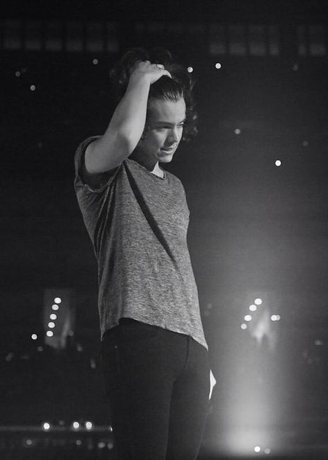 Harry on stage in Dallas, TX 8.24.14 Running Hands Through Hair, Prince Hair Harry, Harry Eras, Harry Styles Hands, Harry Styles Long Hair, Prince Hair, Person Running, Where We Are Tour, Harry 1d