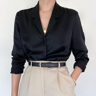 Gorgeous vintage camel pure wool single-breasted blazer with two flap pockets. Amazing subtle herringbone pattern throughout. Beautiful… Black Button Up Shirt Outfit, Button Up Shirt Outfit, Outfit Grunge, Black And Khaki, Outfit Korean Style, Black Button Up Shirt, Outfit Korean, Pleated Trousers, Indie Outfits