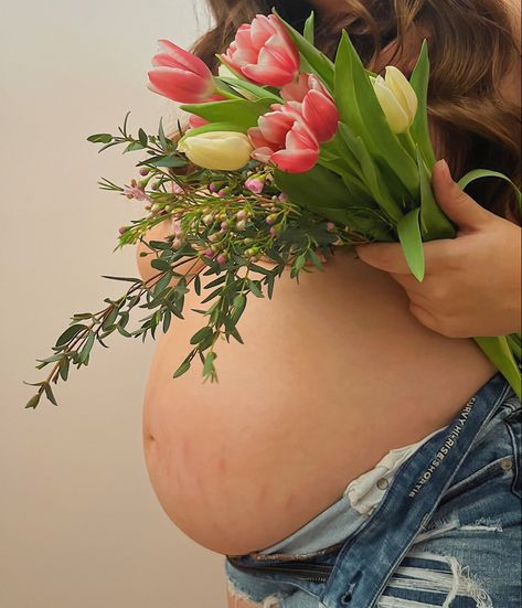 Maternity Tulip Field, Tulip Field Maternity Photoshoot, Pictures With Tulips, Tulip Maternity Photoshoot, Easter Maternity Pictures, Maternity Pictures With Flowers, At Home Maternity Pictures, Home Maternity Pictures, Spring Maternity Photos