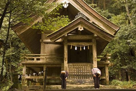 temple Izumo Shrine, Zen Yard, Ancient Japanese Architecture, Japanese Shrine Photography, Japanese Castles, Spiritual Places, Shrines In Japan, Zen Living, Abandoned Shrine Japan