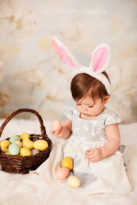 Easter Chick Photoshoot, Kid Easter Photoshoot, At Home Easter Photoshoot Baby, Toddler Easter Photos, Baby Spring Pictures, Simple Easter Photoshoot, Spring Pictures For Kids, Easter Pictures Ideas, Toddler Easter Photoshoot