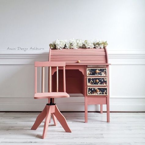 Adorable vintage children's desk madeover from boring and outdated to pretty in pink. Pottery Barn Desk, Children's Desk, Kid's Playroom, Twig Lights, Reclaimed Wood Desk, Re Design, Childrens Desk, Decoupage Decor, Diy Cat Tree