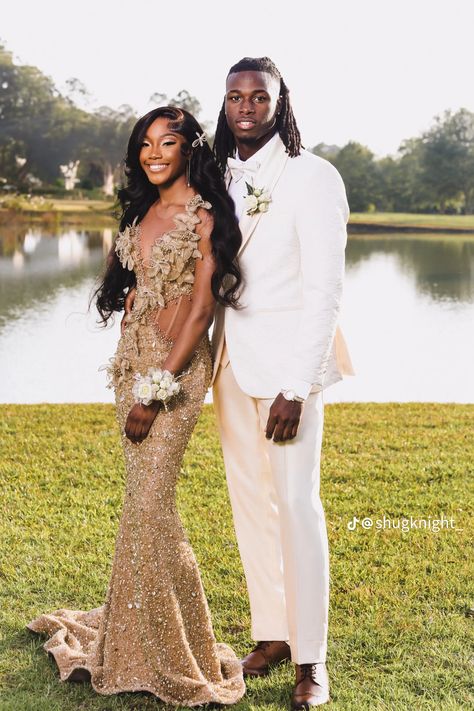 Gold Prom Couple, Matric Dress, Prom Men, Prom Photoshoot, Prom Dress Inspo, Prom Inspiration, Prom Couples, Gold Prom, African Prom Dresses