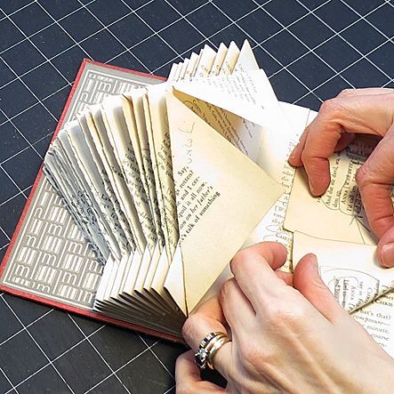 Bookfolding Art, Book Folding Patterns Free Templates, Book Carving, Folding Books, Julkransar Diy, Book Folding Patterns Free, Folded Book Art Pattern, Vika Papper, Old Book Crafts