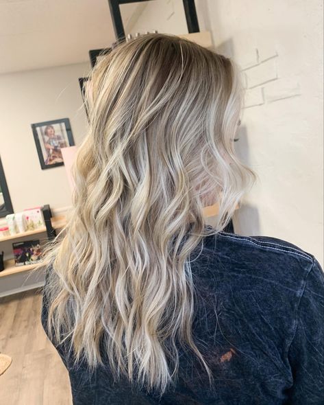 Bright Blonde Hair With Brown Lowlights, Dark Brown Smudge Root Blonde, Blonde Balayage With Root Tap, Blonde Highlights With Smudged Roots, Root Blend Blonde Highlights, Full Blonde Balayage On Brown Hair, Blonde Balayage With Root Melt, Blonde Hair Root Tap, Blonde With Lowlights And Shadow Root