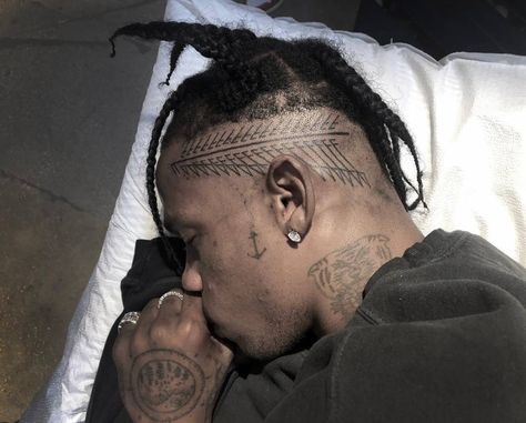 Travis Scott's tribal style head tattoo. Travis Scott Tattoo, Best Celebrity Tattoos, Small Tattoo Placement, Throat Tattoo, Head Tattoo, Small Tattoos With Meaning, Scott Campbell, Face Tattoos, Head Tattoos