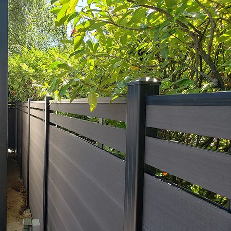 Composite Decking Fence Ideas, Composite Privacy Wall, Black Composite Fence, Composite Fence Panels, Composite Privacy Fence, Composite Fencing Ideas, Composite Fence Ideas, Composite Fences, Grey Home Exterior