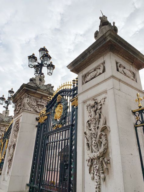 Diana Memorial Fountain, One Day In London, London Sightseeing, Buckingham Palace London, London Castles, House Main Gates Design, Palace London, Day In London, Abandoned Amusement Parks