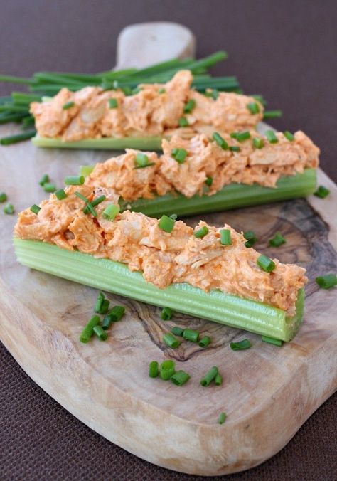 Buffalo Chicken Celery Sticks are a tasty low carb lunch or snack - or even appetizer! I would substitute half the mayo for Greek yogurt or mashed Avacado! Buffalo Chicken Celery Sticks, Buffalo Chicken Celery, Chicken Celery, Celery Sticks, Low Carb Snack, Low Carb Lunch, Diet Vegetarian, Snacks Für Party, Low Carb Snacks