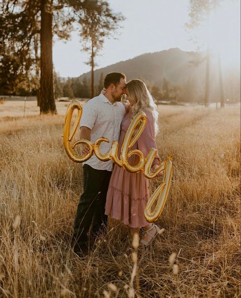 Balloon Pregnancy Announcement, Outdoor Pregnancy Announcement Photos, Pregnancy Reveal Photoshoot, Pregnancy Announcement Photography, Fall Baby Announcement, Pregnancy Announcement Pictures, Pregnancy Announcement Photoshoot, Fall Pregnancy Announcement, Baby Announcement Photoshoot