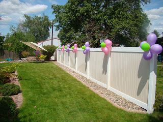 Party Fence Decorations, Birthday Fence Decorations, Fence Birthday Decoration, Balloon Garland Backyard Fence, Fence Party Decorations, Fence Party Decorating Ideas, Decorate Fence For Party, Fence Balloon Decor, Balloons On Fence Party Ideas