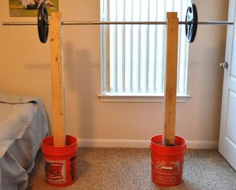 DIY Squat Rack for under 40 bucks. #crafts Squat Rack Diy, Diy Squat Rack, Diy Exercise Equipment, Home Made Gym, Backyard Gym, Diy Gym Equipment, Squat Motivation, Squat Stands, Diy Gym