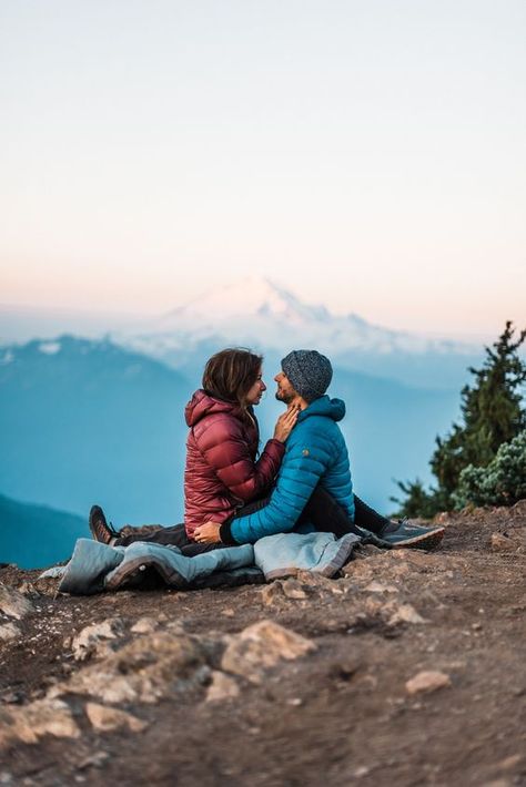 Hiking Couple Pictures, Couples In Nature, Couple Mountain Pictures, Backpacking Photos, Backpacking Couple, Outdoor Event Ideas, Backpacking Pictures, Hiking Picture Ideas, Outdoor Adventure Photography