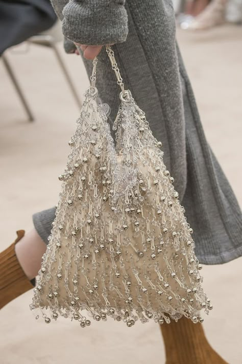 Paris Mode, Lv Bags, Moda Paris, Kelly Bag, Van Cleef Arpels, Fashion 2018, Paco Rabanne, Beaded Bags, Filet Crochet