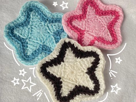 Cute and Unique Crochet Star Coasters Coaster Set Crochet Free Pattern, Star Coasters Crochet, Cute Beginner Crochet Ideas, Star Crochet Coaster, Crocheted Coasters Pattern Free Easy, Aesthetic Crochet Coaster, Small Simple Crochet Ideas, Crochet Coasters Cute, Cute Coasters Crochet