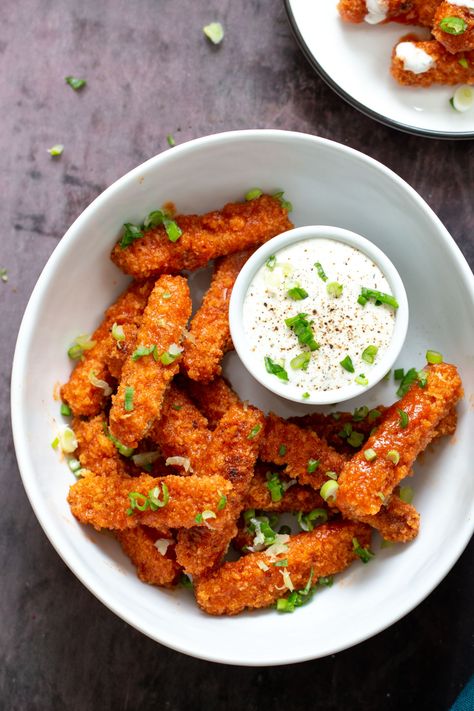 Sweet and Spicy Crispy Baked Firecracker Tofu Wings - an addictive vegan appetizer that will leave you wanting more. This is a super easy and delicious tofu recipe that's perfect for Game Day, parties, movie night, or any occasion that calls for crowd-pleasing snacks. #appetizer #snacks Firecracker Tofu, Tofu Wings, Vegan Apps, Vegan Appetizer, Party Bites, Vegan Richa, Vegan Party, Baked Tofu, Vegan Appetizers