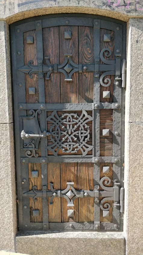 Drátěná Socha, Home Bar Ideas, Medieval Door, Backyard Gates, Rustic Wood Doors, Castle Doors, Idea Room, Door Gate Design, Wrought Iron Doors