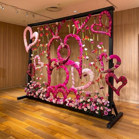 Valentines Window Display, Valentine Backdrop, Valentines Party Decor, Diy Valentine's Day Decorations, Valentines Balloons, Diy Valentines Decorations, Invitations Diy, Garden Art Sculptures Diy, Garden Artwork