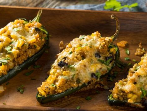 Prueba esta receta de chile relleno de atún saludable, ¡ligero pero llenador! Chile Relleno Recipe, Quinoa Recipes Healthy, Quinoa Dishes, Chile Poblano, Poblano Peppers, Quinoa Healthy, Roast Chicken Recipes, Stuffed Poblano Peppers, Quinoa Recipes