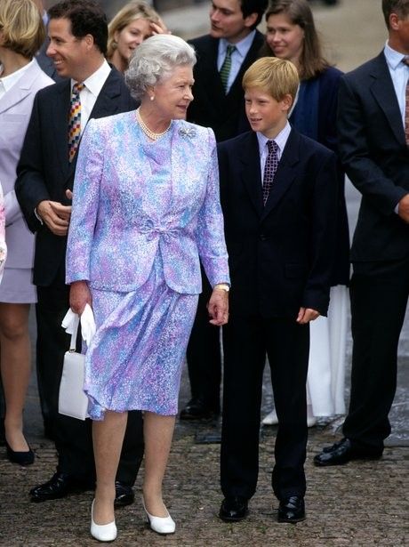 the Queen and Harry Story In Pictures, Heavy Is The Crown, Paddington London, Royal Family Pictures, Rainha Elizabeth Ii, English Royal Family, 34th Birthday, Prins Harry, 15 September