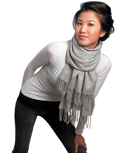 Great ideas for how to tie winter scarfs!    repinned cuz I need more Asian representation on my boards Ways To Tie A Scarf, Wearing A Scarf, Tie A Scarf, Mode Tips, Scarf Tying, Looks Style, Dandy, Look Cool, Winter Scarf