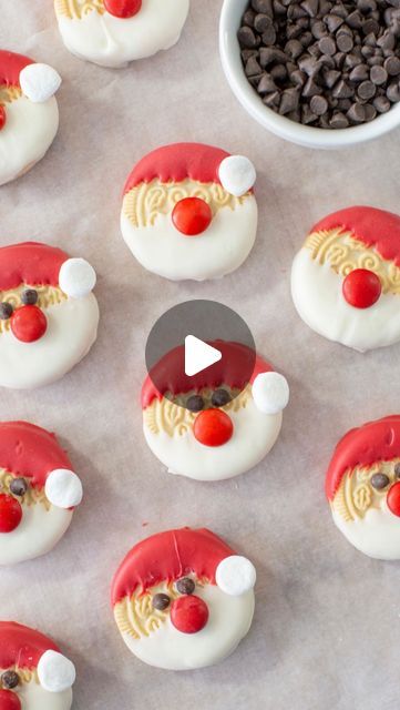 Melissa Johnson on Instagram: "EASY SANTA CLAUS OREOS! Whether you're holiday baking or making- save this Easy Christmas dessert!  1/3 dipped in white chocolate for Santa’s beard, 1/3 dipped in red candy melts for his hat with a marshmallow on the end, a red M&M for his nose, and chocolate chips for his eyes. #christmas #christmascookies #oreos #christmasbaking #santa" Santa Claus Oreo Cookies, Fun Kid Christmas Desserts, Oreo Santa Cookies, Santa Oreos, Christmas Party Snacks For Kids, Oreo Christmas Cookies, Santa Hat Cookies, Easy Christmas Cookies Decorating, Kids Christmas Treats